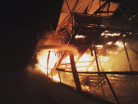 Ολοσχερώς καταστράφηκε το περιηγητικό σκάφος "Θεοδώρα", από φωτιά