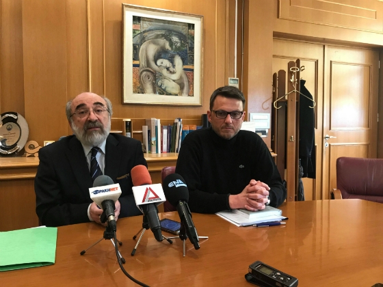 Στιγμιότυπο από τη σημερινή συνέντευξη τύπου στο Δημαρχείο Αλεξανδρούπολης με τον Δήμαρχο Βαγγέλη Λαμπάκη και τον Αντιδήμαρχο Γ. Κουκουράβα.