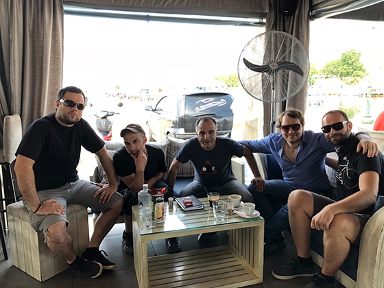 Στιγμιότυπο από τη συνέντευξη στο ΝΟΑ cafe - bar