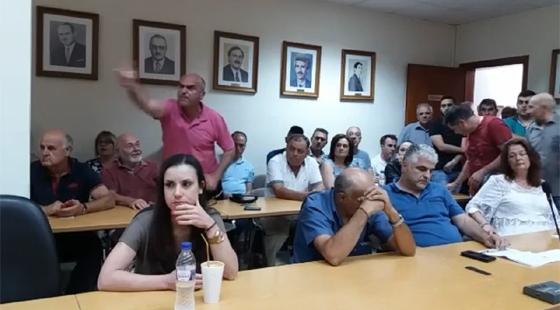 Οργισμένοι πολίτες επιτίθενται στο Δήμαρχο 