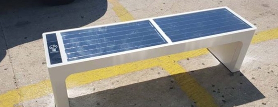 Ιδού ένα έξυπνο παγκάκι που τροφοδοτείται από τον ήλιο προκειμένου να παρέχει τις υπηρεσίες του!