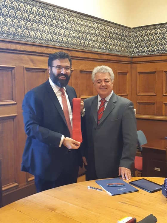 Ο Δήμαρχος Σουφλίου Β.Πουλιλιός έκανε δώρο μια μεταξωτή γραβάτα στον Υφυπουργό Αθλητισμού Γ.Βασιλείαδη κατά την υπογραφή της σύμβασης