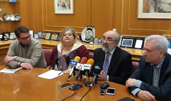 Στιγμιότυπο από την συνέντευξη τύπου που παραχώρησαν ο Βαγγέλης Λαμπάκης, η Λίλα Σαμπανοπούλου, ο Τριαντάφυλλος Αρβανιτίδης & ο Γιώργος Κουκουράβας