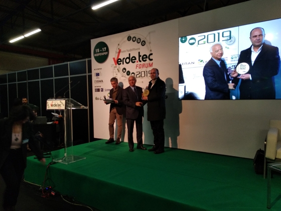 Ο αντιδήμαρχος Ενέργειας Γιάννης Φαλέκας παραλαμβάνει το Βραβείο