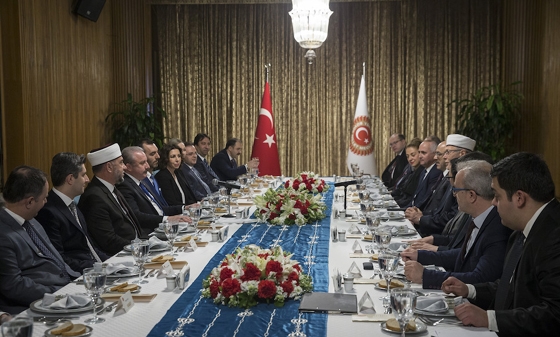 Τα μέλη της Συμβουλευτικής Επιτροπής Τουρκικής Μειονότητας Δυτικής Θράκης σε επίσημο δείπνο που παρέθεσε ο πρόεδρος της τουρκικής Βουλής