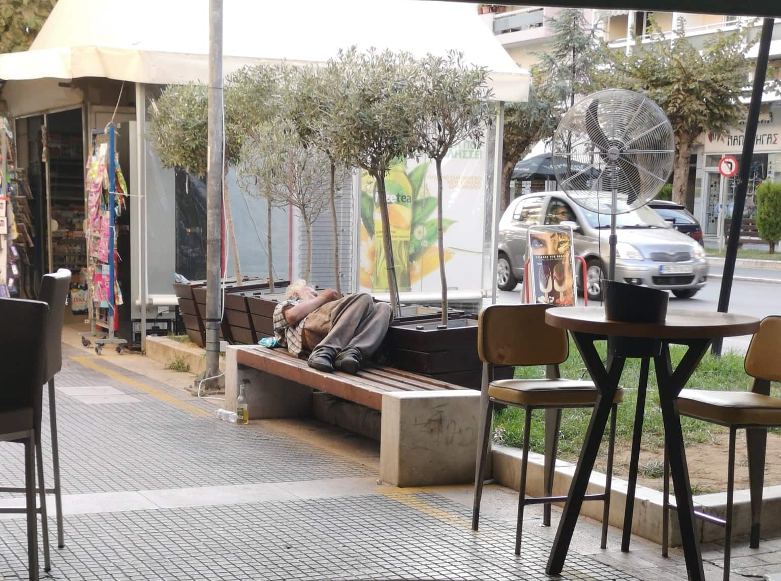 Αλεξανδρούπολη: Ένας άνθρωπος στο κέντρο της πόλης αβοήθητος
