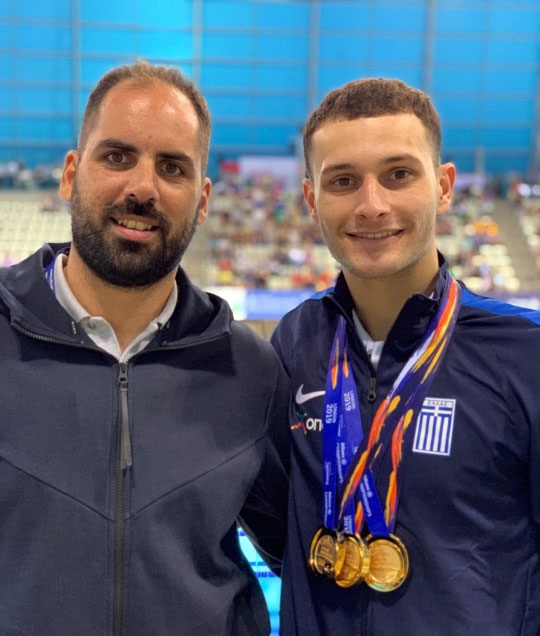 Ο Δημοσθένης Μιχαλεντζάκης με τον προπονητή του Αναστάσιος Καλιτσάρη και τα 3 χρυσά μετάλλια στον λαιμό του