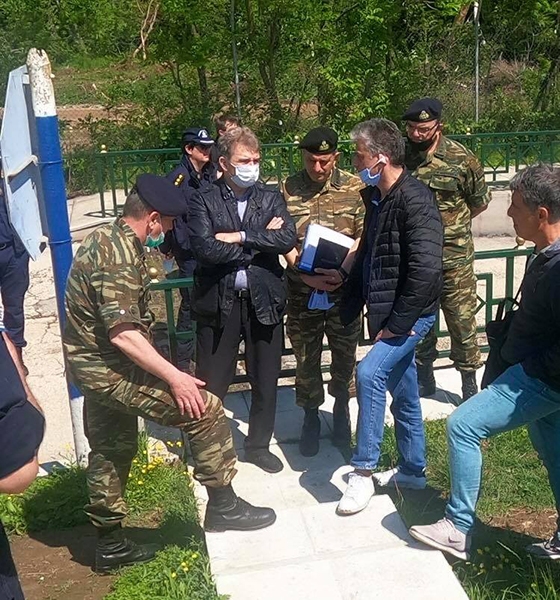 Στιγμιότυπο από την επίσκεψη στις Καστανιές όπου συναντάει τον Δήμαρχο Ορεστιάδας Βασίλη Μαυρίδη