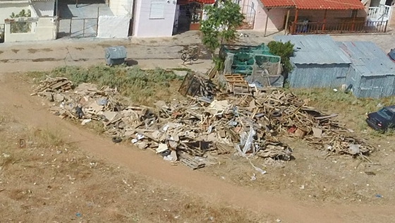 Εταιρεία ξεφορτώνει τα μπάζα της σε κατοικημένη περιοχή στην Αλεξανδρούπολη (φωτο)