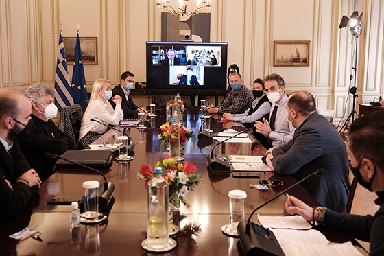 Στιγμιότυπο από τη συνάντηση του Πρωθυπουργού με τους επιχειρηματίες εστίασης