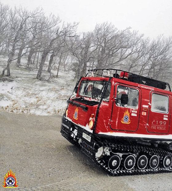 Για τον απεγκλωβισμό του επιχείρησε ένα ερπυστριοφόρο όχημα και δύο πυροσβέστες. 