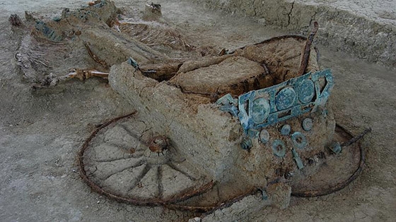 Με μια πρώτη ματιά τα δύο ευρήματα παρουσιάζουν πολλές ομοιότητες –κυρίως στη διακόσμηση– και χρονολογούνται στην ίδια εποχή.