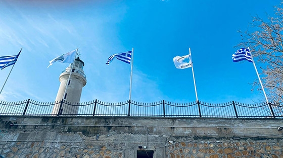 Γαλανόλευκες & λάβαρα του 1821 κυματίζουν στην Αλεξανδρούπολη (video)