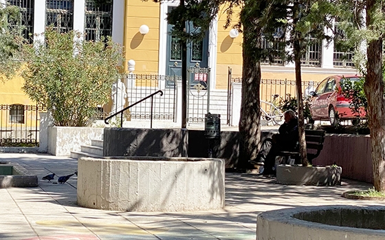 Άστεγος που δεν αφήνει την θέση του, έξω από το 3ο Δημοτικό Σχολείο Αλεξανδρούπολης.