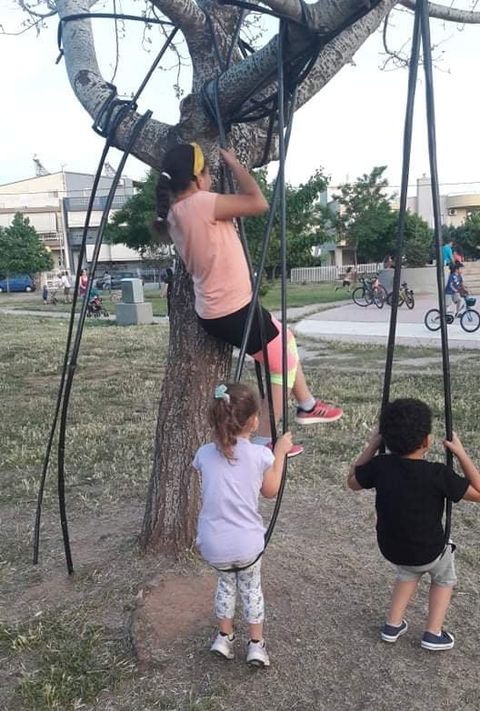 Οι γονείς φτιάχνουν αυτοσχέδιες κούνιες με λάστιχα για να παίξουν τα παιδιά στην Ποιμενίδη