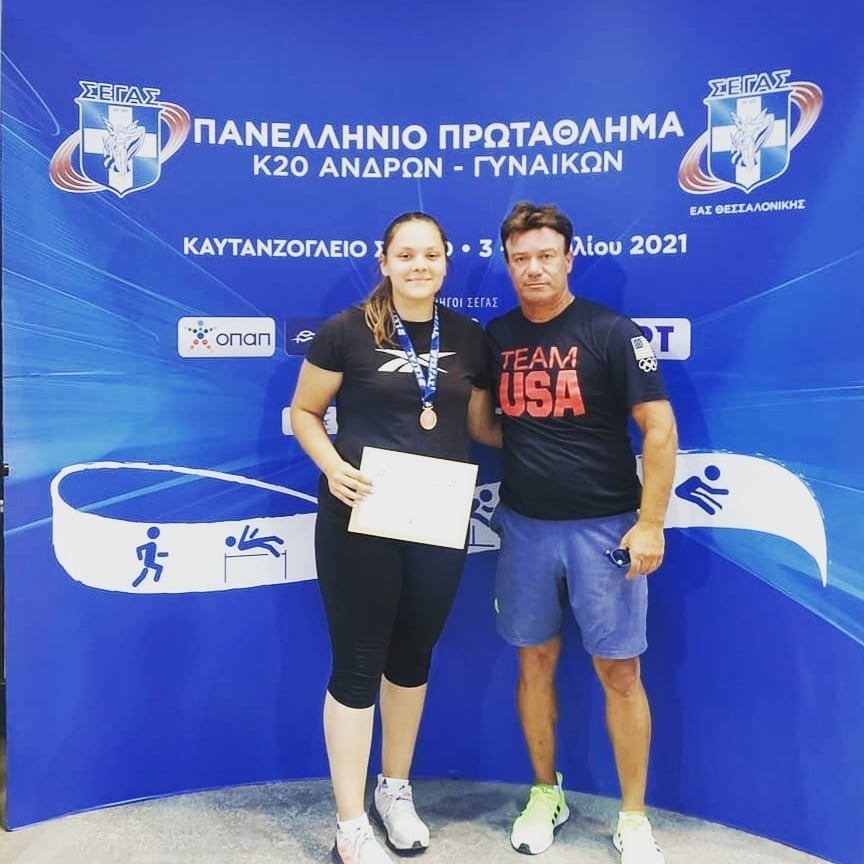 Η αθλήτρια με τον προπονητή της Δημήτρη Τσιακιρούδη.