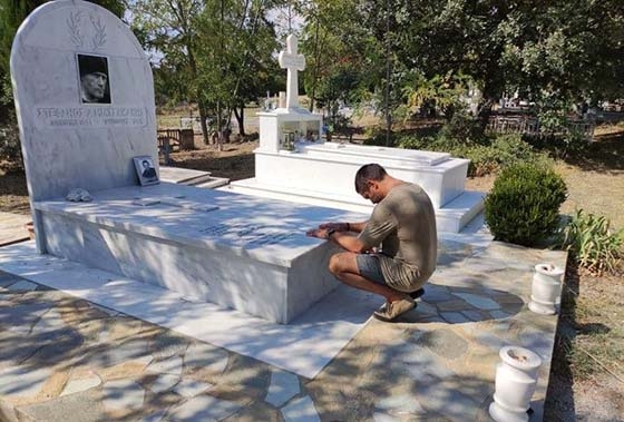 Στον τάφο του Εβρίτη ηθοποιού Στέφανου Μιλτσακάκη ο Χολιγουντιανός ηθοποιός Manu Benett