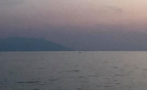 Η βάρκα πλέει για αρκετή ώρα ανοιχτά της παραλιακής, ενώ έγινε αντιληπτή από πολίτες από τη Στροφή Εγνατία