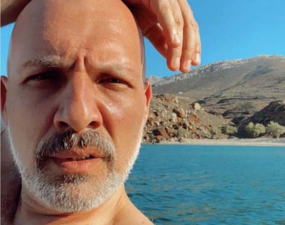 Ο Νίκος Μουτσινάς βρέθηκε στο νησί τον Αύγουστο όπου πέρασε τις καλοκαιρινές του διακοπές μαζί με τη Ζέτα Μακρυπούλια 