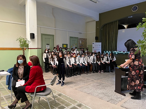 Στιγμιότυπο από τη συνάντηση της Υπουργού Παιδείας με τα παιδιά του 1ου Πειραματικού Δημοτικού Σχολείου Αλεξανδρούπολης