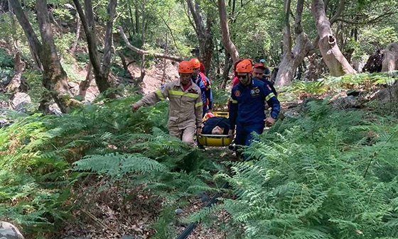 Στιγμιότυπο από την μεταφορά της τραυματισμένης γυναίκας.