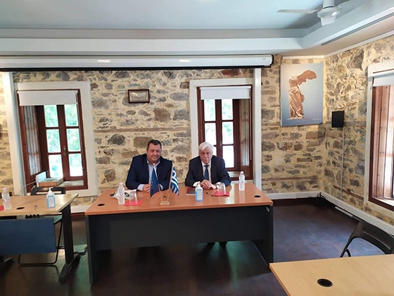 Ο τέως ΠτΔ Προκόπης Παυλόπουλος με τον δήμαρχο του νησιού Νίκο Γαλατούμο
