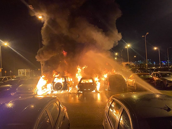 Η φωτιά κατέστρεψε 11 οχήματα ολοσχερώς