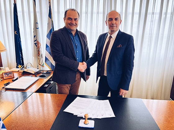 Στιγμιότυπο από την υπογραφή της σύμβασης