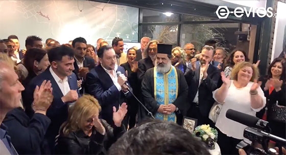 Φώτο από την κεντρική ομιλία του Γιάννη Ζαμπούκη με τους μισούς και πλέον που τον περιτριγυρίζουν να έχουν αποχωρήσει