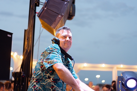 O Kiko Navarro στα decks του Yacht Club