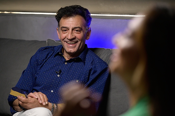 Στιγμιότυπο από την απολαυστική συνέντευξη του Δημήτρη Κολιού στη Σοφία Καλονιάτη