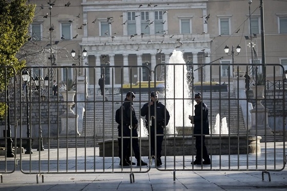 Διαμαρτύρονται οι αστυνομικοί για τις περικοπές στα έξοδα διανυκτέρευσης.