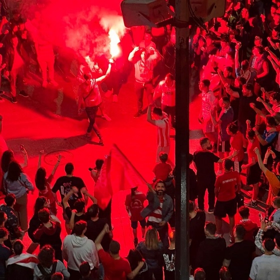 Πανηγυρισμοί στην Αλεξανδρούπολη για τη νίκη του Ολυμπιακού στον ευρωπαϊκό τελικό.