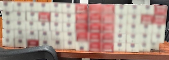 Κατασχέθηκαν συνολικά 650 πακέτα λαθραίων τσιγάρων, το όχημα που χρησιμοποίησαν οι δράστες και 2 κινητά τηλέφωνα.