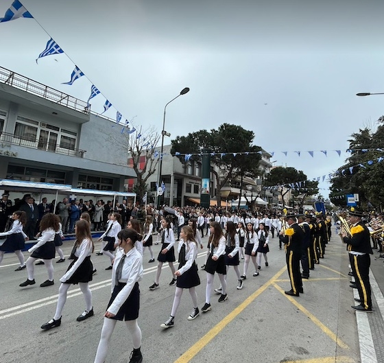 Πλήθος κόσμου συγκεντρώθηκε κατά μήκος της λεωφόρου για να παρακολουθήσει την παρέλαση και να τιμήσει την εθνική επέτειο.