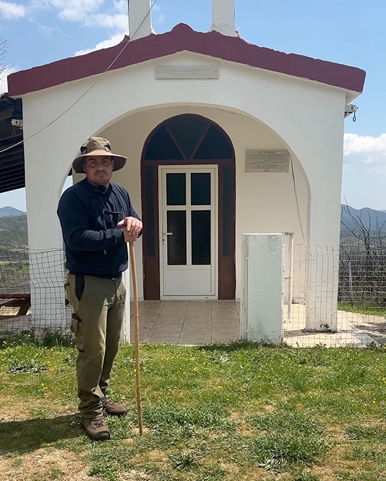 Ο Πέτρος έξω από το εκκλησάκι του Άι Γιώργη στη Μαυρόπετρα