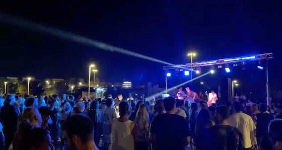 Οι Θραξ Πανκς με την εκρηκτική τους εμφάνιση ανέβασαν τον παλμό της συναυλίας.
