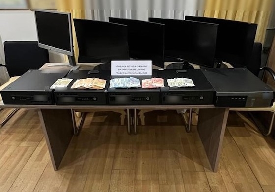 Από την κατοχή των δραστών και τους χώρους του καταστήματος κατασχέθηκαν συνολικά χρηματικά ποσά και πέντε -5- ηλεκτρονικοί υπολογιστές.