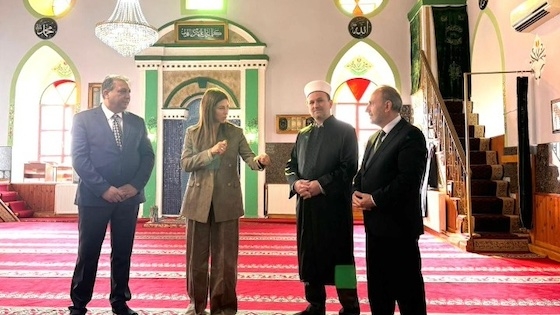 Η κ. Ζαχαράκη είδε και το μειονοτικό σχολείο το οποίο λειτουργεί στον χώρο του Τεμένους.