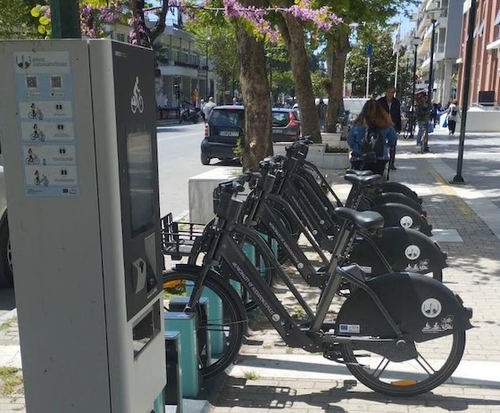 Τα κοινόχρηστα ποδήλατα του δήμου Αλεξανδρούπολης τοποθετήθηκαν ξανά στους σταθμούς τους.
