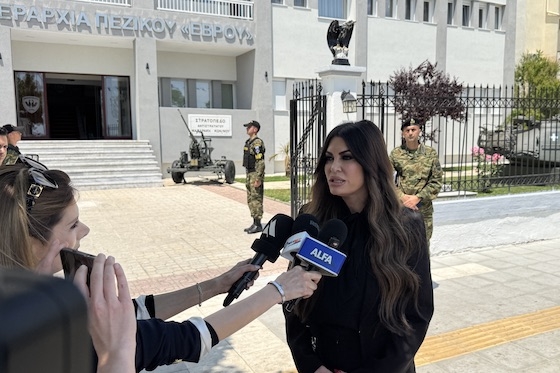 Ο πρώτος σταθμός της κ. Γκίλφοϊλ ήταν η 12η Μηχανοκίνητη Μεραρχία Πεζικού (Μ/Κ ΜΠ), όπου είχε επίσημη συνάντηση με τον Διοικητή, Υποστράτηγο Παύλο Ανδρικόπουλο.