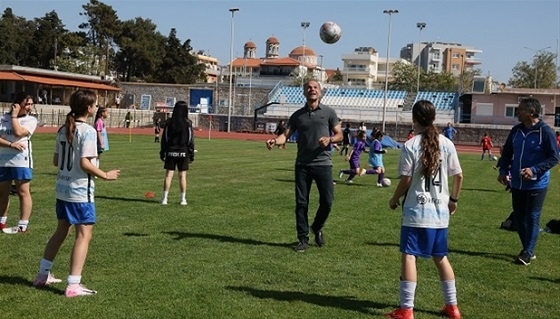 Φεστιβάλ ποδοσφαίρου κοριτσιών στην Αλεξανδρούπολη, με τη συμμετοχή του Άγγελου Μπασινά.