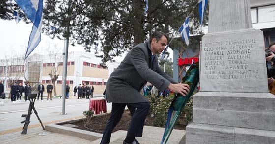 Ο κ. Μητσοτάκης καταθέτει τα στεφάνια στο μνημείο πεσόντων της Ορεστιάδας