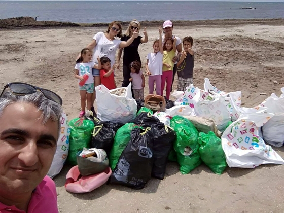 Την κατάσταση στα χέρια τους πήραν μικροί και μεγάλοι κάτοικοι της περιοχής του Απαλού στην Αλεξανδρούπολη.