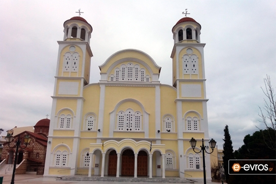 Στο τέλος της Θείας Λειτουργίας θα ευλογηθούν, κατά το έθος, οι απαρχές των καρπών της αμπέλου.