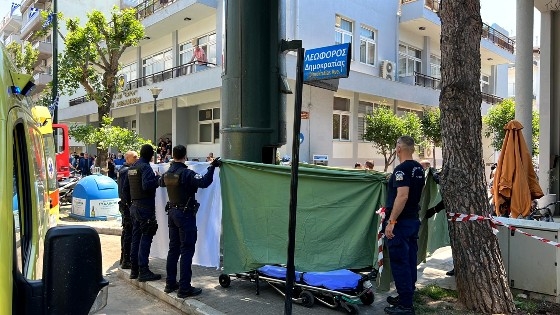 Προκειμένου να αποτραπεί το σοκαριστικό θέαμα άντρες της αστυνομίας κάλυψαν το σημείο.