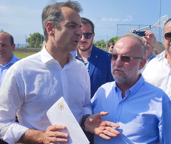 Η στιγμή που ο Δήμαρχος Σαπών παραδίδει στον πρωθυπουργό το ψήφισμα (Πηγή: Φωνή Ροδόπης)