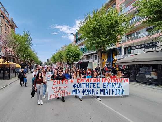 Στιγμιότυπο από την πορεία στο κέντρο της Αλεξανδρούπολης