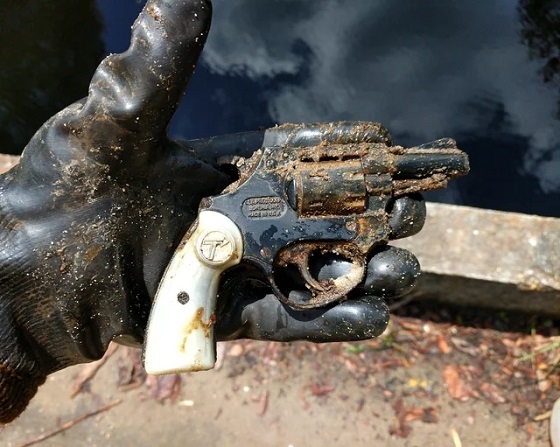 Έκπληξη από το περίστροφο μέσα στη θάλασσα (φωτό αρχείου).