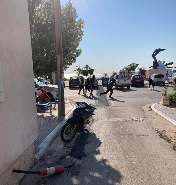 Στιγμιότυπο από τα επεισόδια στην Καμαριώτισσα